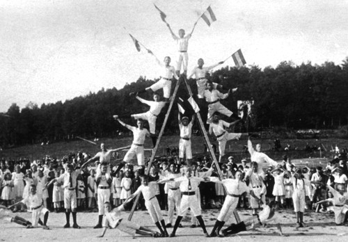 Patriotische Turnvorführung (auf der Hermannsburg, um 1912)