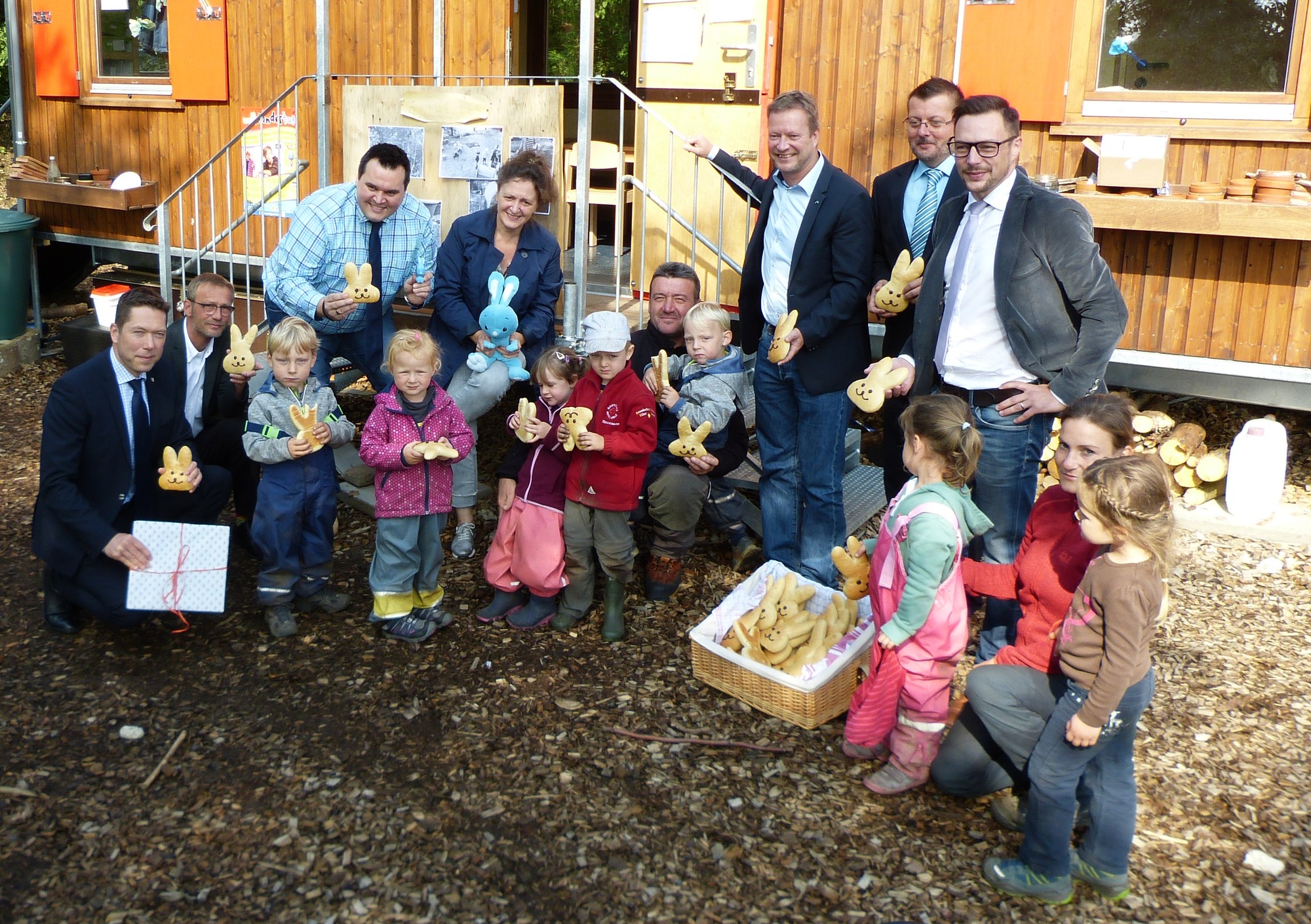 Weltkindertag 2017 Mit den Kindern der Johanniter-Waldkita freuen sich der Erste Beigeordnete Raoul Halding-Hoppenheit und die Sponsoren auf den Weltkindertag in Gummersbach. (Foto: Stadt Gummersbach)