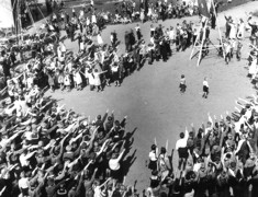 Schuljugend ist auf dem alten Schützenplatz versammelt worden, um am 1.5.1934 die Radiorede Adolf Hitlers anzuhören.