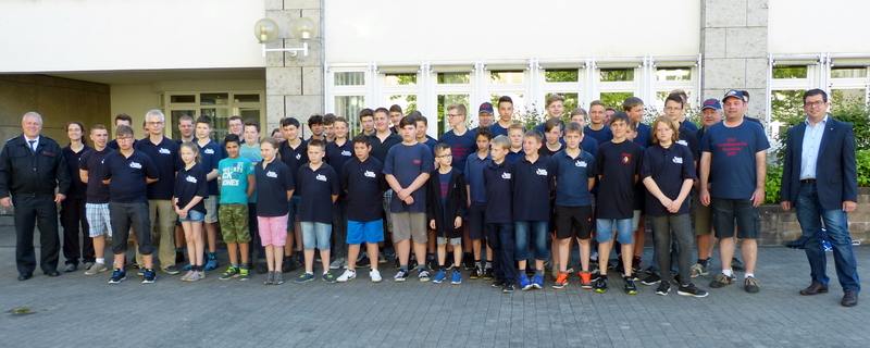 Hamburger Jugendfeuerwehr zu Gast in Gummersbach Zu Gast in Gummersbach: Die Jugendfeuerwehr Hamburg-Neuenfelde (Foto: Siegfried Frank | Stadt Gummersbach)