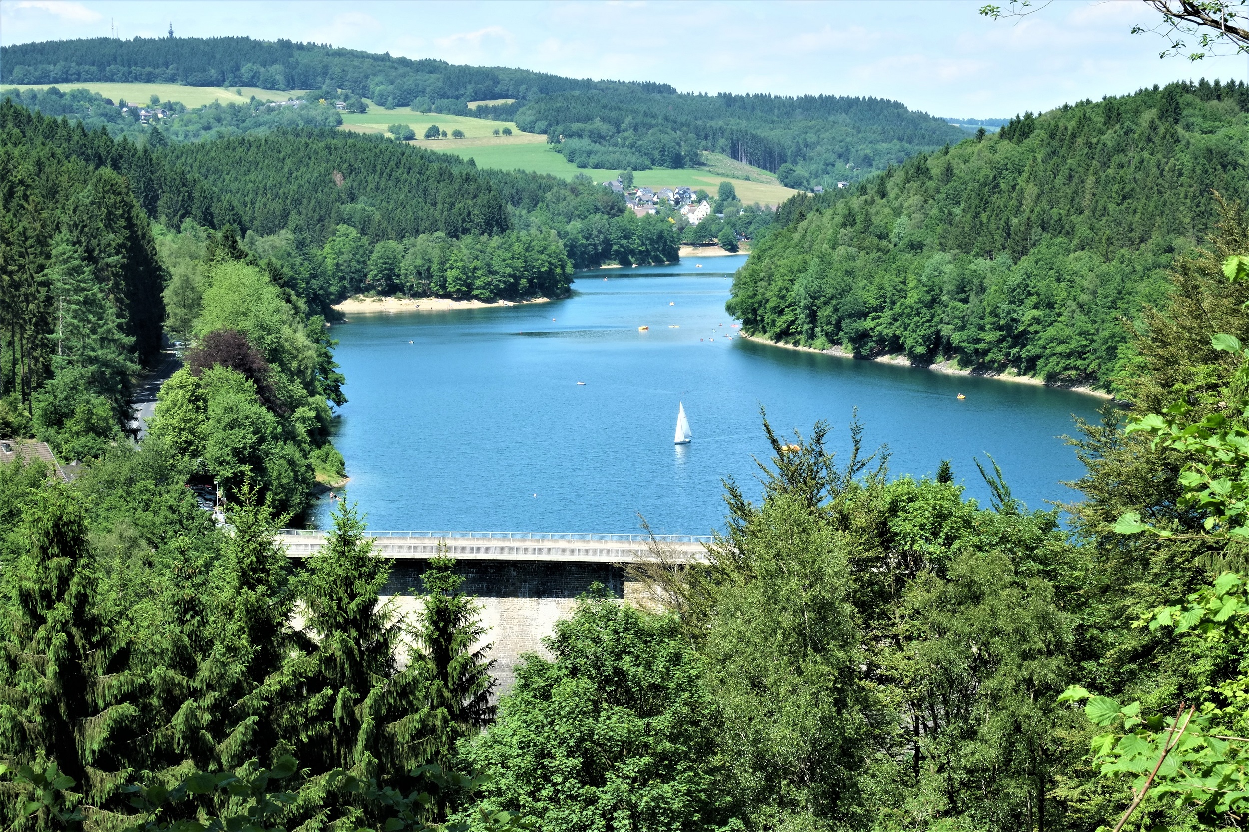 Blick auf die Sperrmauer der Aggertalsperre