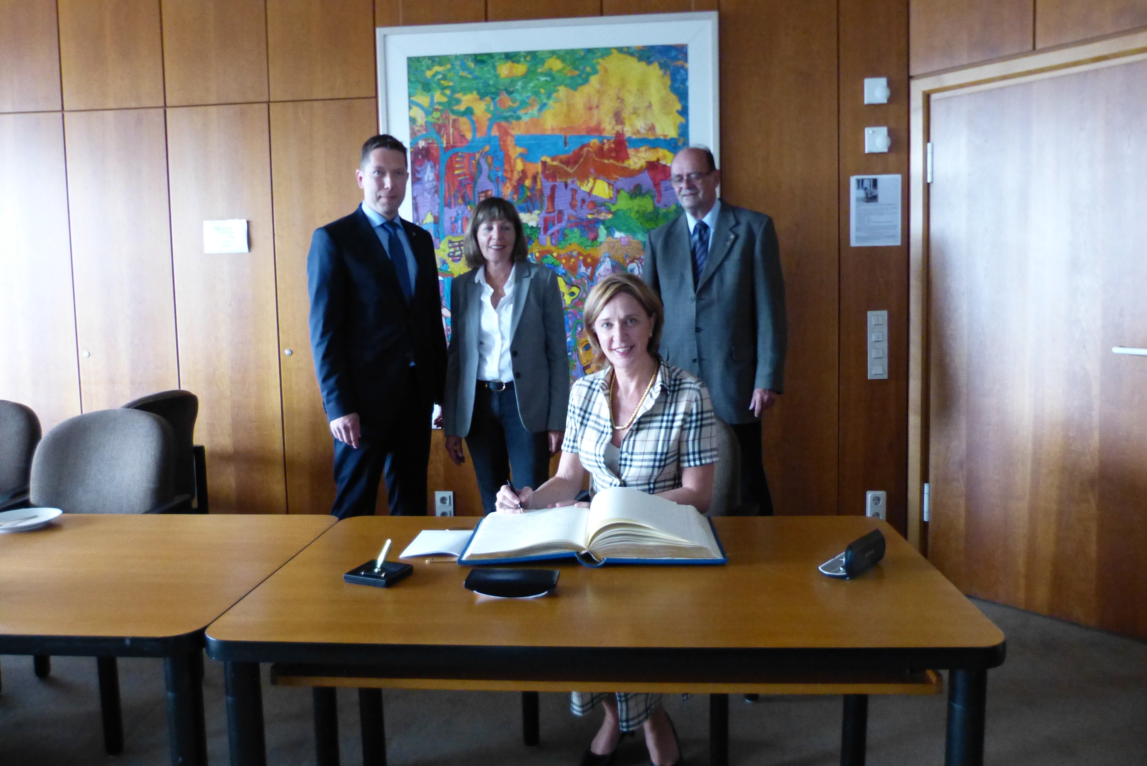 Ministerin Yvonne Gebauer mit Raoul Halding-Hoppenheit, Elke Wilke (stv. Vorsitzende FPD GM) und Dr. Ulrich von Throtha (Fraktionsvorsitzender FDP GM)