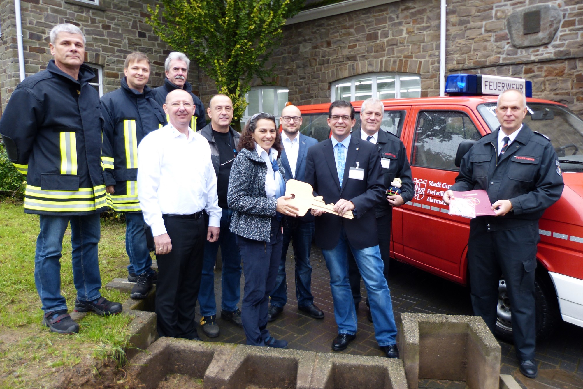 Bürgermeister Frank Helmenstein übergibt das Mannschaftstransportfahrzeug der Feuerwehr an Eaton-Werksleiterin Jesiele Lima. (Foto: Stadt Gummersbach) Bürgermeister Frank Helmenstein übergibt das Mannschaftstransportfahrzeug der Feuerwehr an Eaton-Werksleiterin Jesiele Lima. (Foto: Stadt Gummersbach)