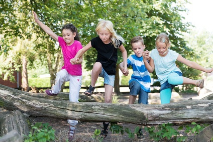 Kinder springen - Familienbüro